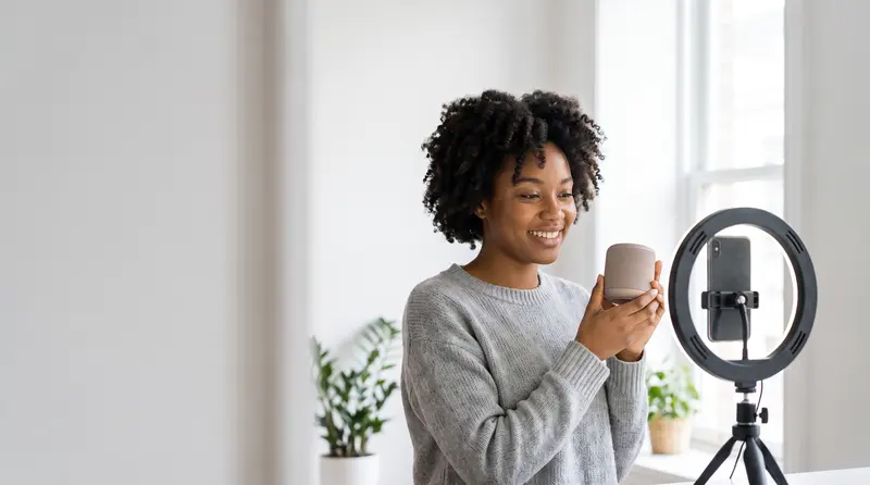 Une créatrice présente un article en direct sur TikTok